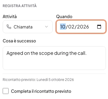 Il modulo Registra attività nella scheda di un lead fittizio, con tipo, data, note e la scelta di completare il ricontatto previsto.